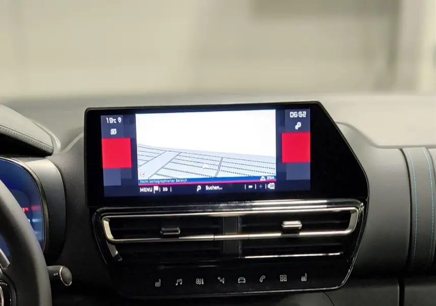 Vue rapprochée de l’écran tactile central affichant la caméra de recul dans l’habitacle noir du Citroën C5 Aircross 2025.