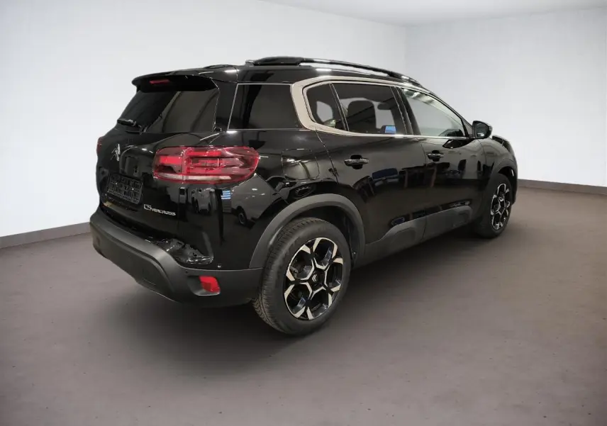 Vue 3/4 arrière droite du Citroën C5 Aircross noir Perla avec jantes alliage 18'' et vitres surteintées.