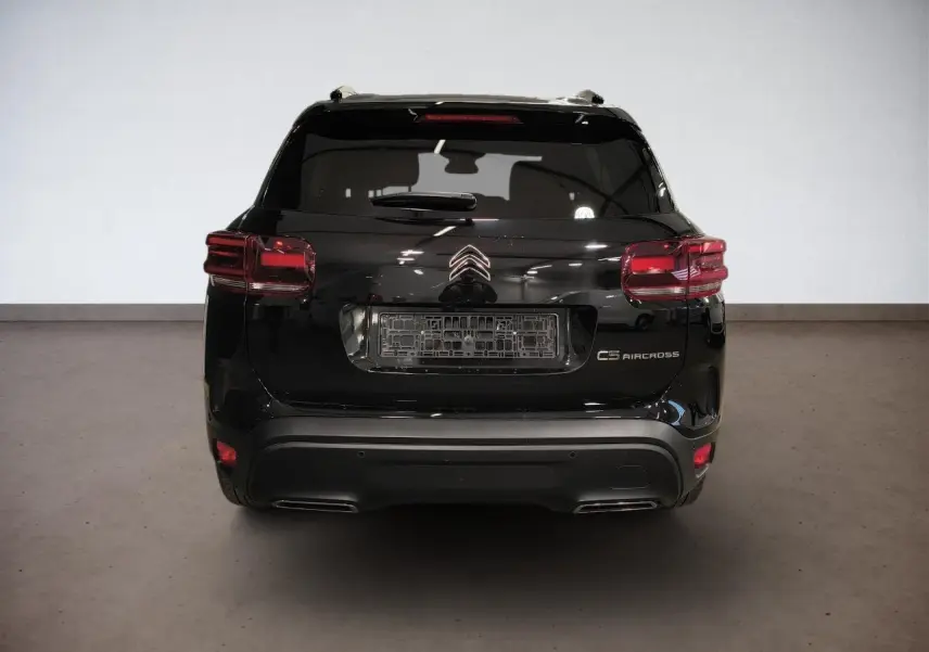 Vue arrière d'un Citroën C5 Aircross noir Perla avec feux arrière LED et double sortie d'échappement intégrée.