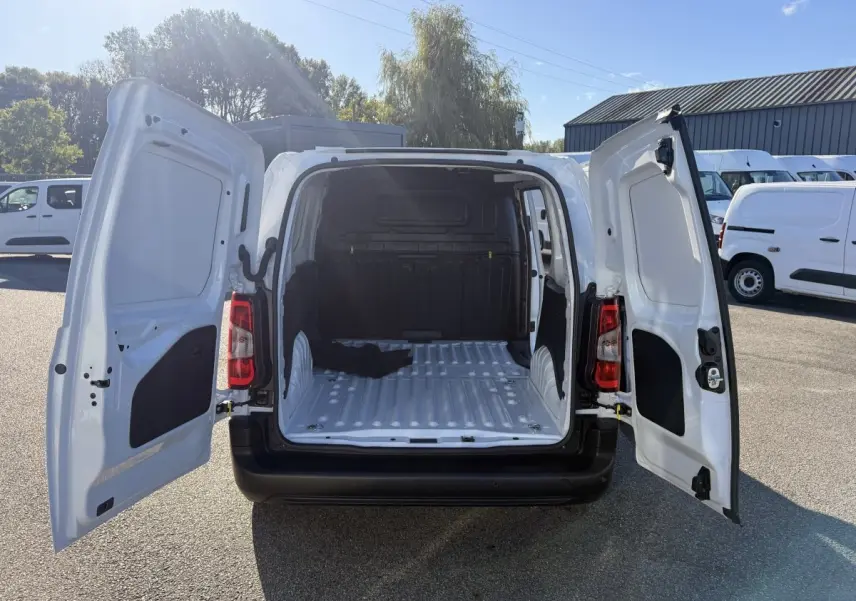 Vue arrière du Peugeot Partner blanc 2026 avec portes battantes ouvertes montrant l’espace de chargement vide.