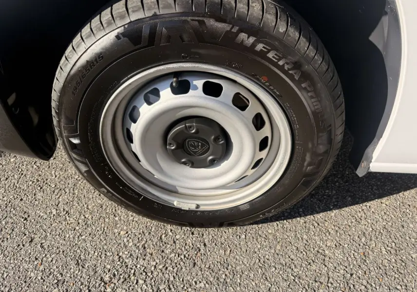 Gros plan sur la roue avant droite du Peugeot Partner blanc 2026 avec jante acier et pneu noir.