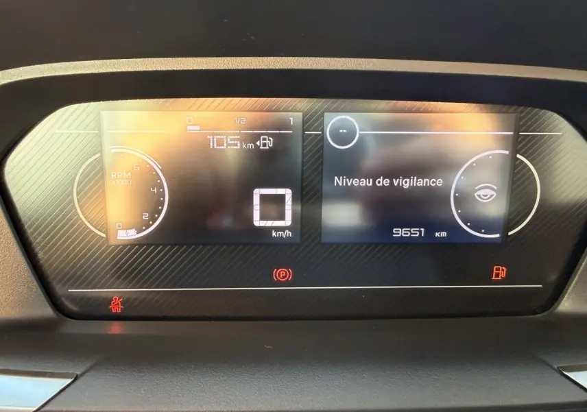 Affichage numérique du tableau de bord du Peugeot Partner 2026 montrant la vitesse à 0 km/h et le niveau de vigilance.