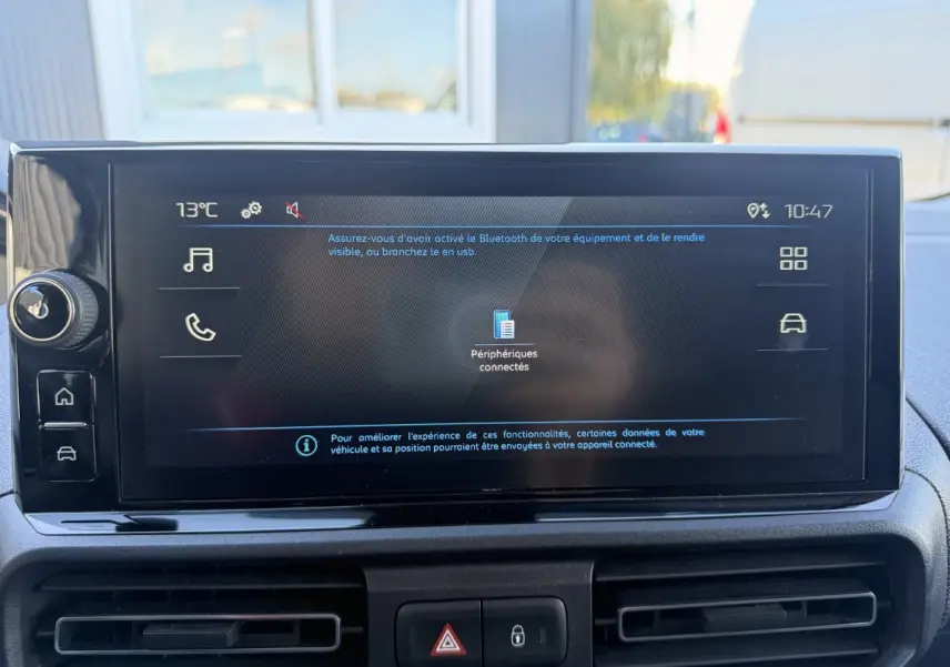 Écran tactile central du tableau de bord du Peugeot Partner blanc, affichant la connexion Bluetooth active.