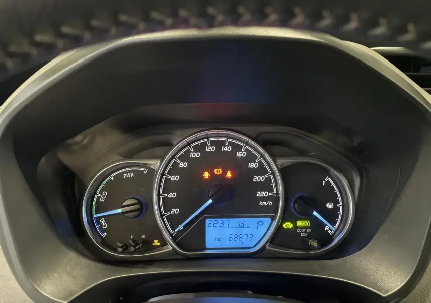 Gros plan sur le tableau de bord de la Toyota Yaris hybride 2020, affichant le compteur et témoins lumineux.