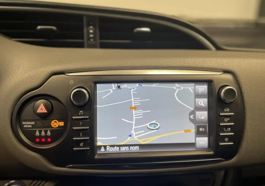 Écran tactile du système de navigation Toyota Touch & Go 2 sur tableau de bord noir de Yaris hybride gris foncé.