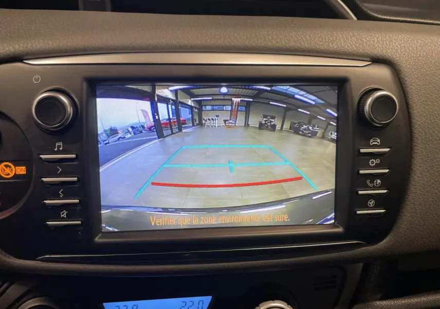 Écran central affichant la caméra de recul de la Toyota Yaris hybride 2020 avec repères de stationnement colorés.