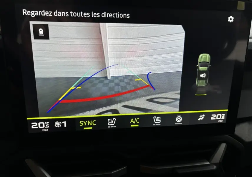 Affichage de la caméra de recul et vue 360° sur l'écran tactile du tableau de bord du Dacia Bigster gris foncé.