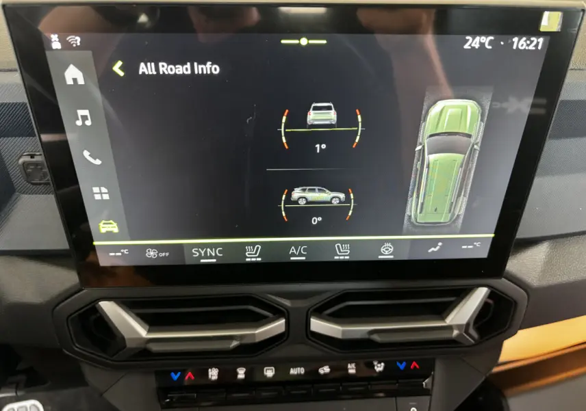 Écran tactile central du tableau de bord du Dacia Bigster gris foncé, affichant les infos tout-terrain et la climatisation.