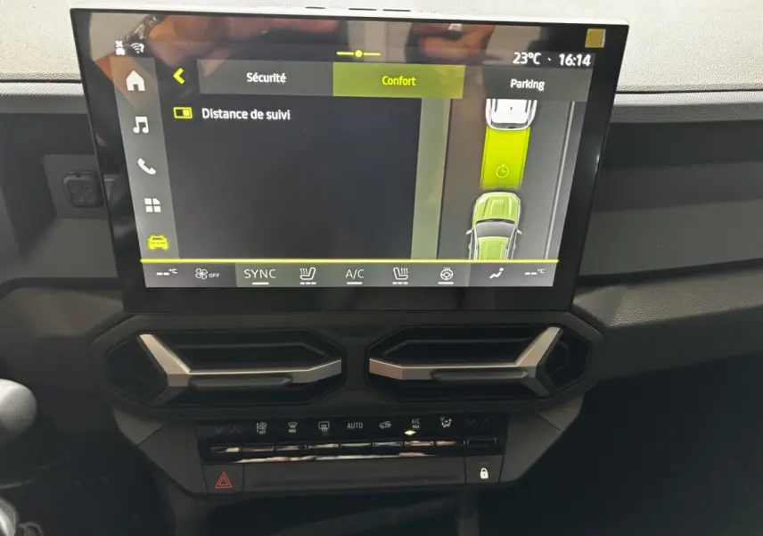 Écran tactile central du tableau de bord du Dacia Bigster 2025 affichant l'aide au stationnement en mode confort.