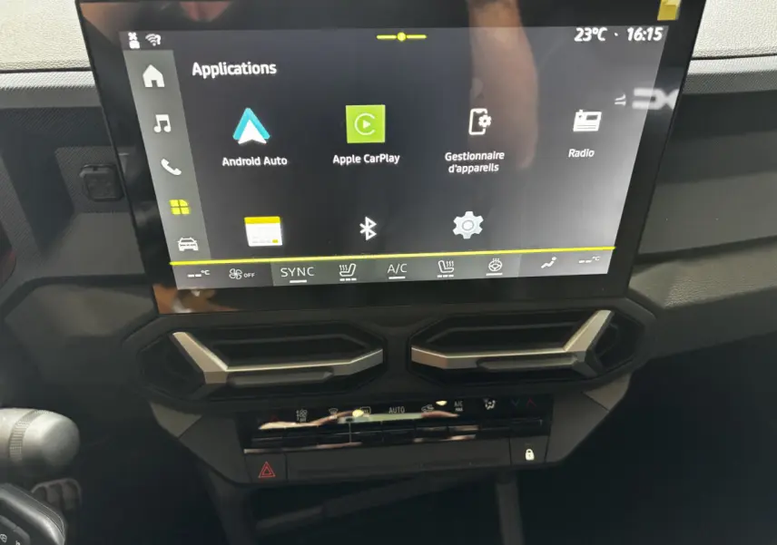 Écran tactile central affichant Android Auto et Apple CarPlay dans le tableau de bord du Dacia Bigster 2025.