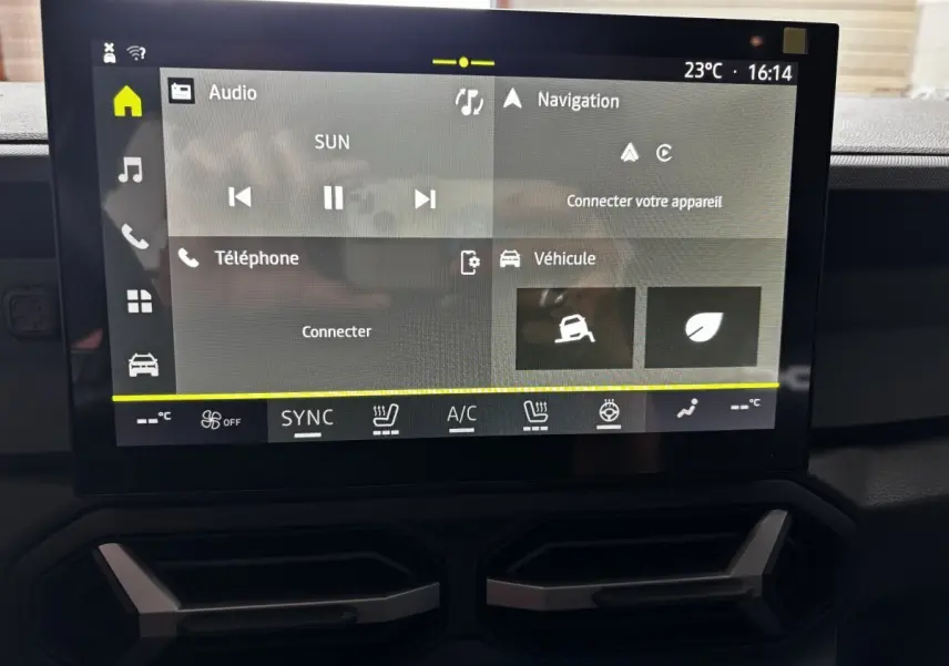 Écran tactile central du tableau de bord du Dacia Bigster gris foncé, affichant les menus audio, navigation et véhicule.