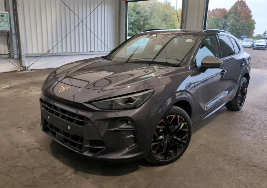 CUPRA TERRAMAR 2024 en Dark Void, vue 3/4 avant droit avec jantes cuivrées et toit ouvrant panoramique.