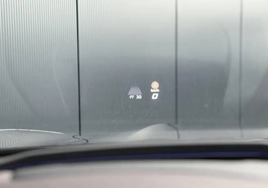 Affichage tête haute du CUPRA TERRAMAR 2024 montrant la vitesse et limite à 50 km/h sur pare-brise noir.