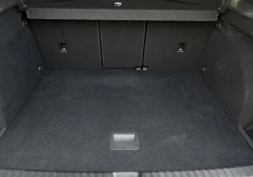 Coffre ouvert vu de l'arrière, intérieur noir texturé du CUPRA TERRAMAR 2024 Dark Void.