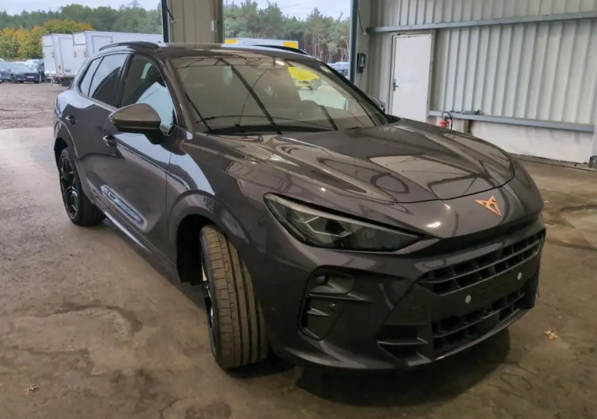 CUPRA TERRAMAR 2024 Dark Void en 3/4 avant droit, avec jantes cuivrées et toit ouvrant panoramique visible.