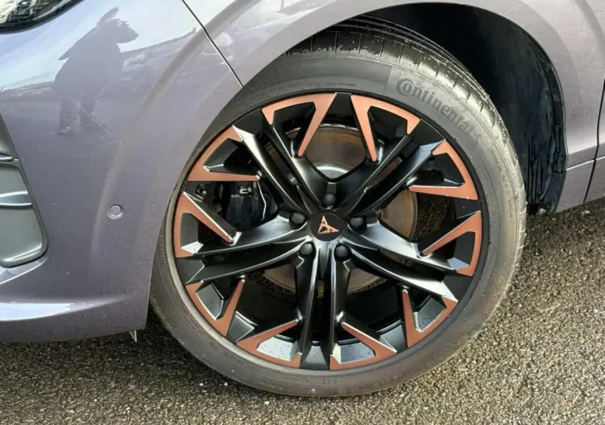 Gros plan sur la jante 20'' cuivrée et noire du côté avant droit de la CUPRA TERRAMAR Dark Void.