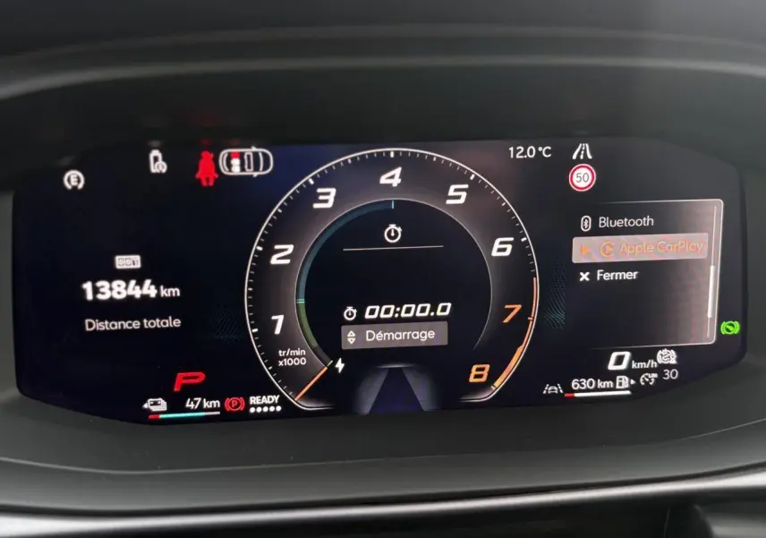 Affichage numérique du tableau de bord du CUPRA TERRAMAR 1.5 e-Hybrid montrant le compte-tours et les options connectées.