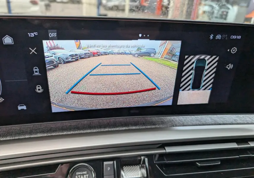 Écran de caméra de recul du Peugeot 3008 bleu métallisé, vue arrière avec lignes de guidage colorées.