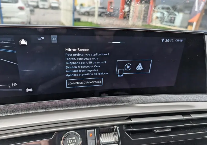 Vue rapprochée de l’écran tactile central affichant la fonction Mirror Screen dans un Peugeot 3008 bleu métallisé.