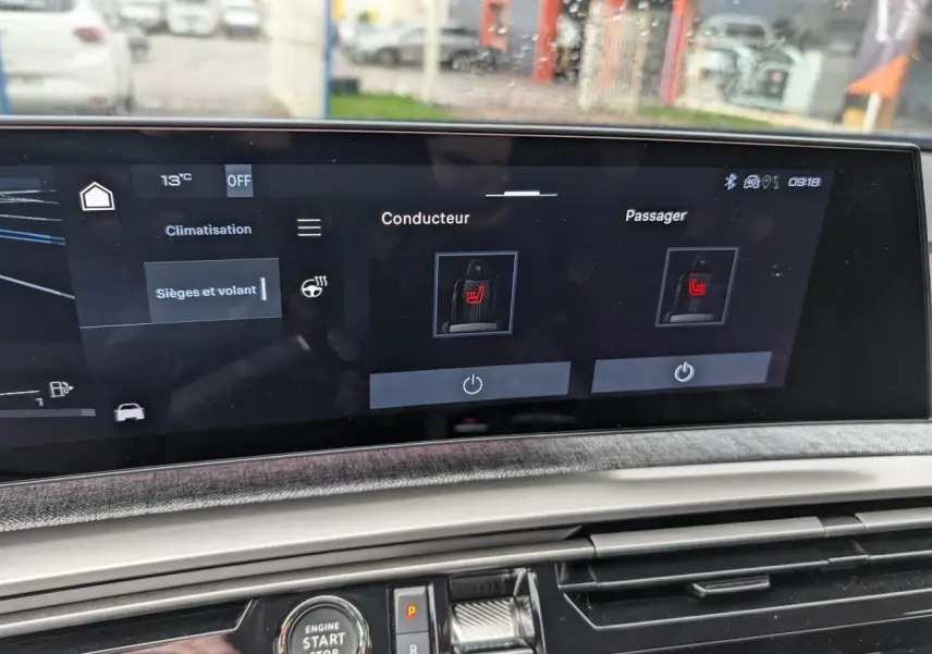 Écran tactile central de la Peugeot 3008 Hybrid 2025 affichant le réglage des sièges chauffants conducteur et passager.