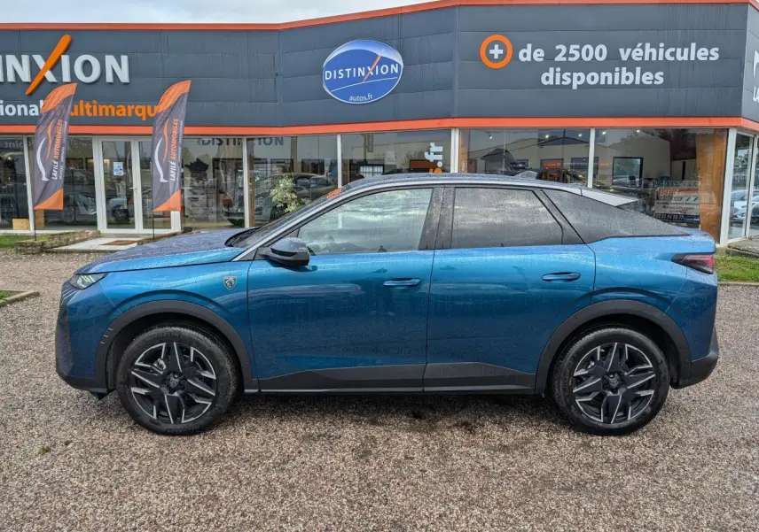 Profil latéral droit d'un Peugeot 3008 GT hybride bleu métallisé avec jantes alliage et détails noirs grainés.
