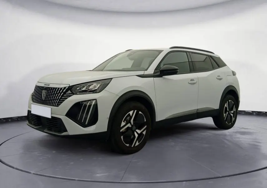Peugeot 2008 Hybrid blanc en 3/4 avant droit, avec barres de toit noires et jantes alliage 17 pouces.