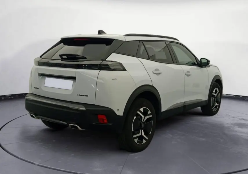 Peugeot 2008 Hybrid blanc en 3/4 arrière droit, avec jantes alliage 17 pouces et barres de toit noires.