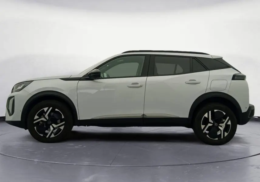 Peugeot 2008 Hybrid blanc en profil droit, avec barres de toit noires et jantes alliage 17 pouces.