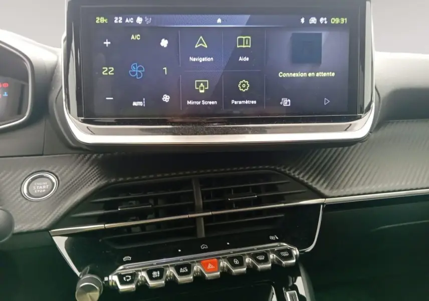 Vue rapprochée de l’écran tactile et de la console centrale du Peugeot 2008 Hybrid 136 blanc avec finition carbone et boutons piano.