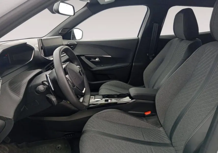 Vue intérieure côté conducteur du Peugeot 2008 Hybrid 136 e-DCS6 Allure 2024, sièges gris et tableau de bord moderne.