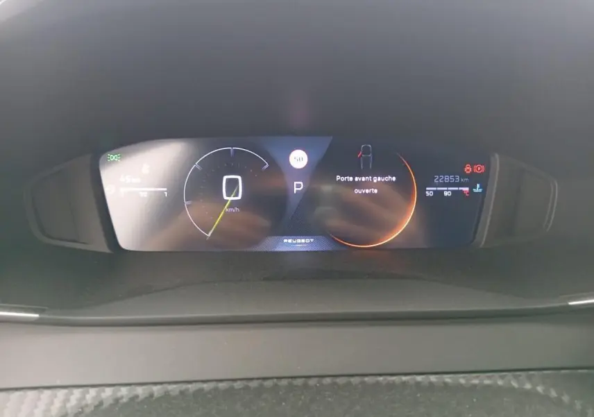Affichage numérique du cockpit de la Peugeot 2008 Hybrid 136 e-DCS6 Allure montrant la vitesse à 0 km/h et porte avant gauche ouverte.