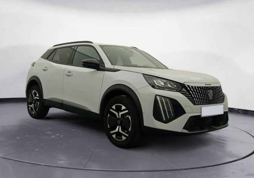 Peugeot 2008 Hybrid blanc en 3/4 avant droit, avec jantes alliage 17 pouces et barres de toit noires.