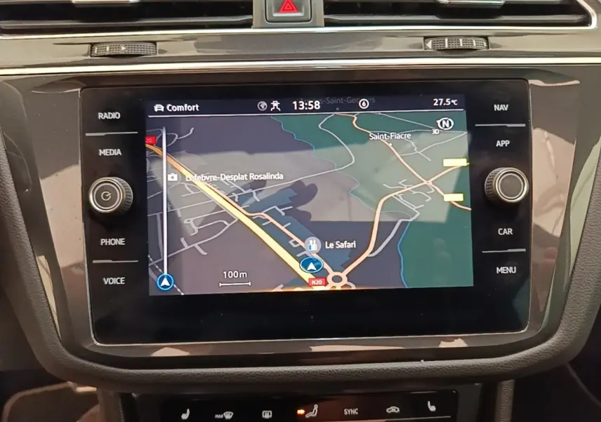 Écran tactile central du tableau de bord du Volkswagen Tiguan 1.4 eHybrid 2023 affichant la navigation GPS.