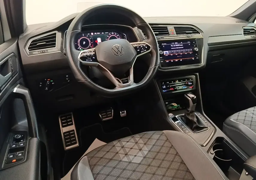 Intérieur du Volkswagen Tiguan 1.4 eHybrid 2023, vue tableau de bord et volant cuir multifonctions noir.