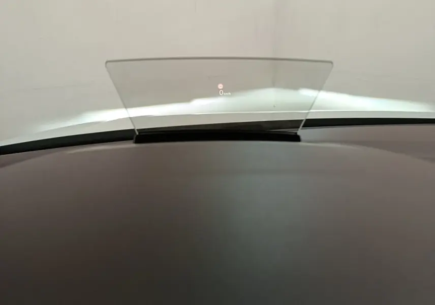 Affichage tête haute transparent montrant la vitesse à 0 km/h sur le tableau de bord d’un Volkswagen Tiguan blanc.