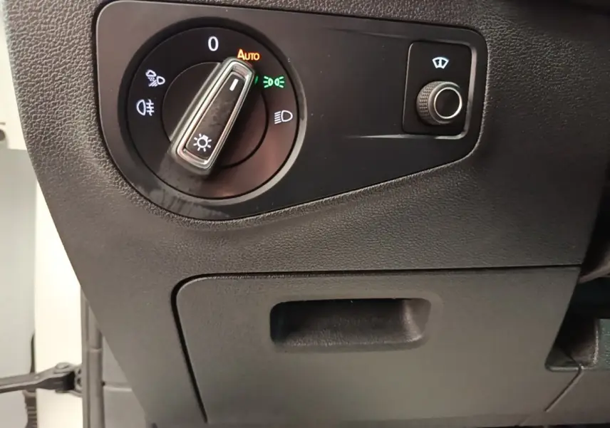 Gros plan sur le sélecteur de phares et le bouton de réglage des essuie-glaces du Volkswagen Tiguan blanc 2023.