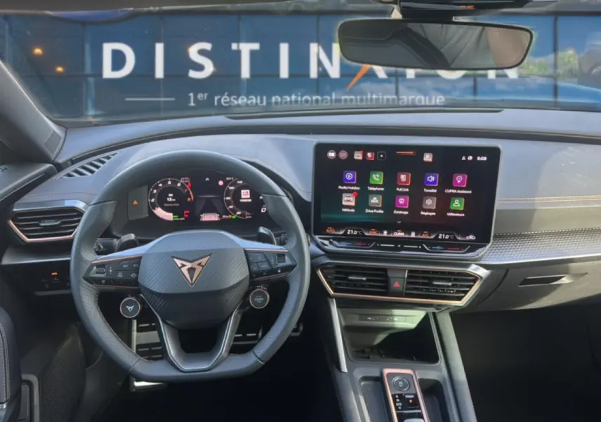 Vue intérieure frontale du tableau de bord et volant cuir noir du CUPRA Formentor 1.5 etsi hybrid 2026 avec écran tactile central.