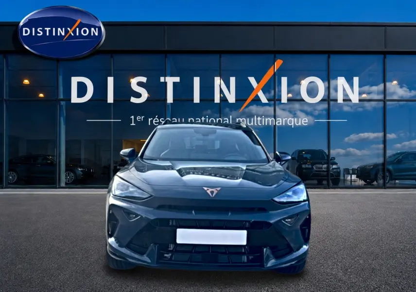 Vue avant d'un CUPRA Formentor bleu fjord garé devant une vitrine avec logo Distinxion.