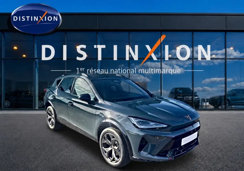 Vue 3/4 avant droit du CUPRA Formentor 1.5 etsi hybrid 150 DSG7 bleu fjord avec jantes 18 pouces devant un showroom.