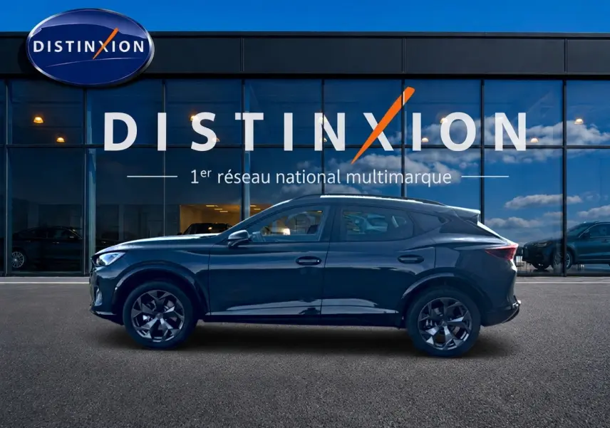 Profil droit du CUPRA Formentor 1.5 etsi hybrid 150 DSG7 en bleu fjord devant une vitrine Distinxion.
