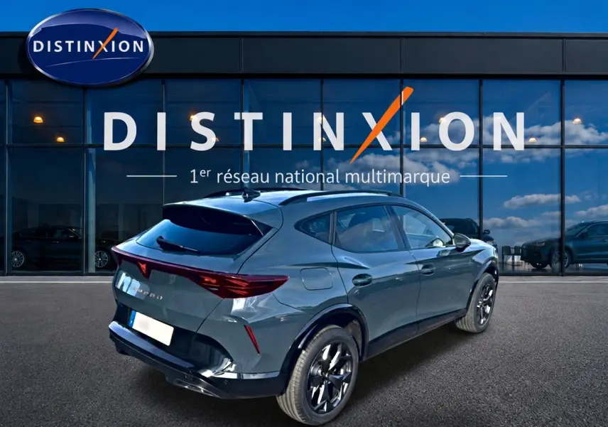Vue 3/4 arrière droite d’un CUPRA Formentor bleu fjord 2026 avec jantes noires et feux arrière LED distinctifs.