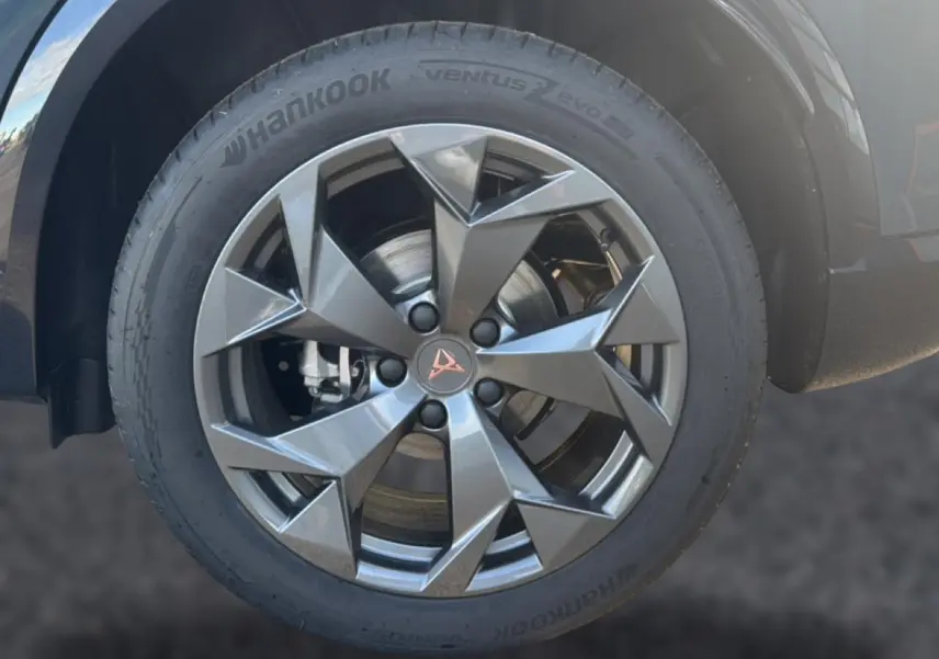 Gros plan sur la jante 18 pouces gris foncé avec logo CUPRA, montée sur pneu Hankook Ventus Evo.