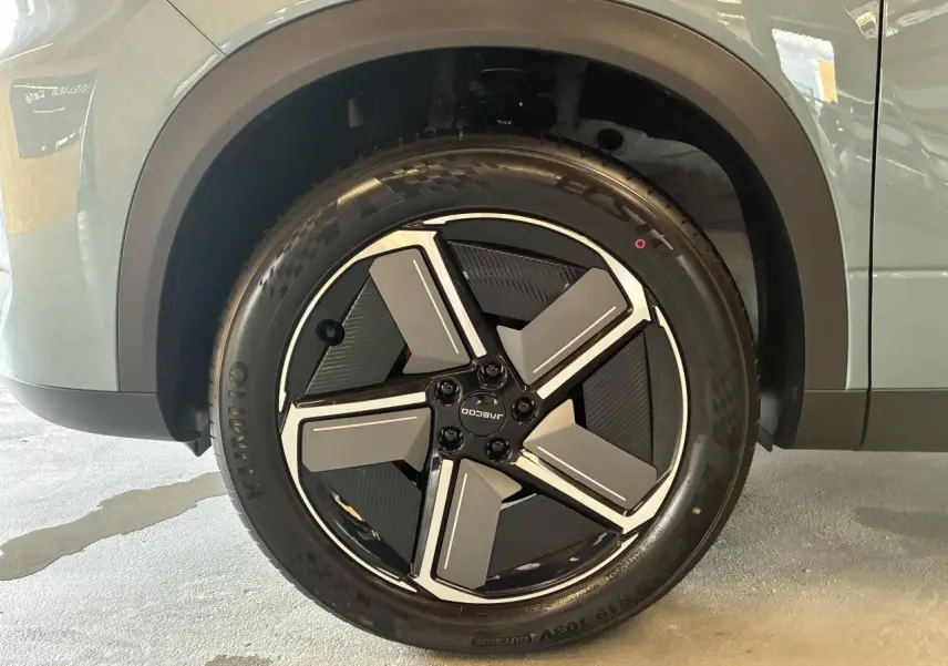 Gros plan sur la roue avant gauche du SUV JAECOO J7 gris olive, avec jante alliage 19 pouces au design moderne.