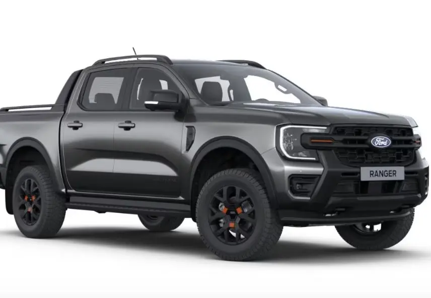 Vue 3/4 avant droite du Ford Ranger Double Cabine gris métallisé avec jantes noires et détails orange, look robuste tout-terrain.