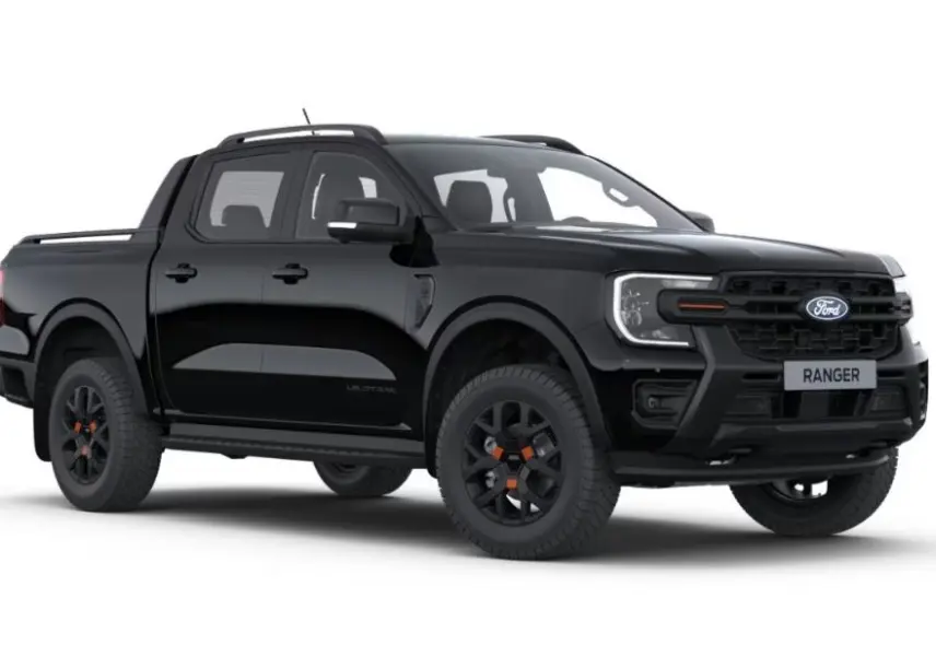 Ford Ranger Double Cabine Wildtrak noir en vue 3/4 avant droit, avec jantes noires et détails orange sur les roues.
