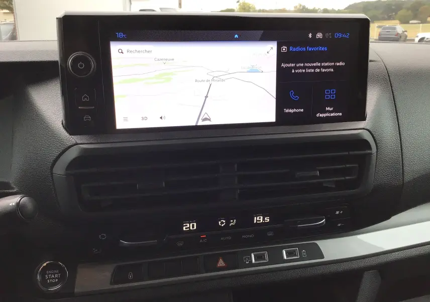 Vue rapprochée de l’écran tactile central et de la console du Peugeot Expert Cabine Approfondie gris titane, avec commandes climatisation et bouton start/stop.