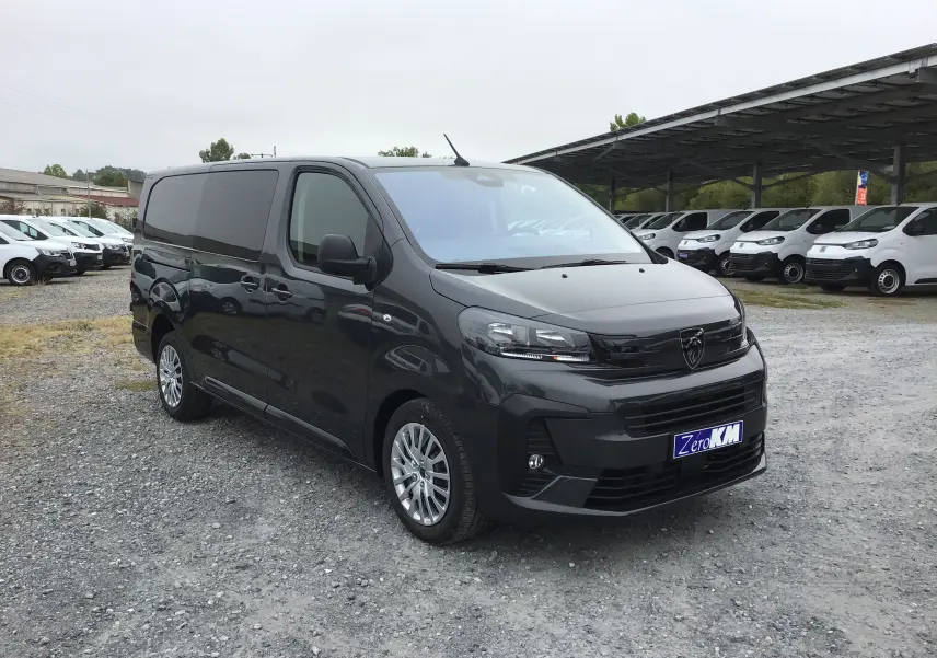 Peugeot Expert Cabine Approfondie gris titane en 3/4 avant droit, avec calandre noire et jantes alliage visibles.
