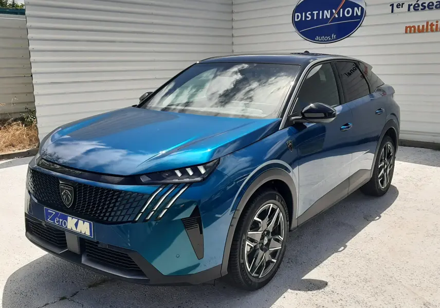 Peugeot 3008 1.2 Hybrid 145ch GT bleu obsession vue 3/4 avant avec calandre distinctive et jantes alliage.