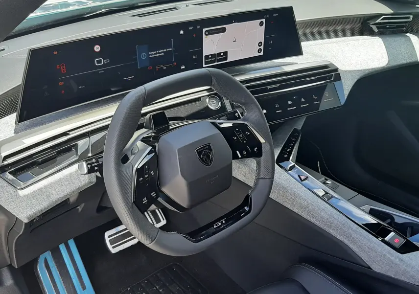 Intérieur Peugeot 3008 1.2 Hybrid GT 2026, vue cockpit côté conducteur, volant compact et tableau de bord numérique.