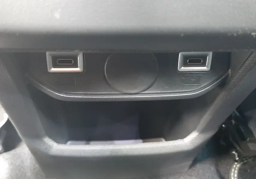 Gros plan sur deux ports USB-C situés dans le rangement central arrière du Peugeot 3008 Hybrid 2026.